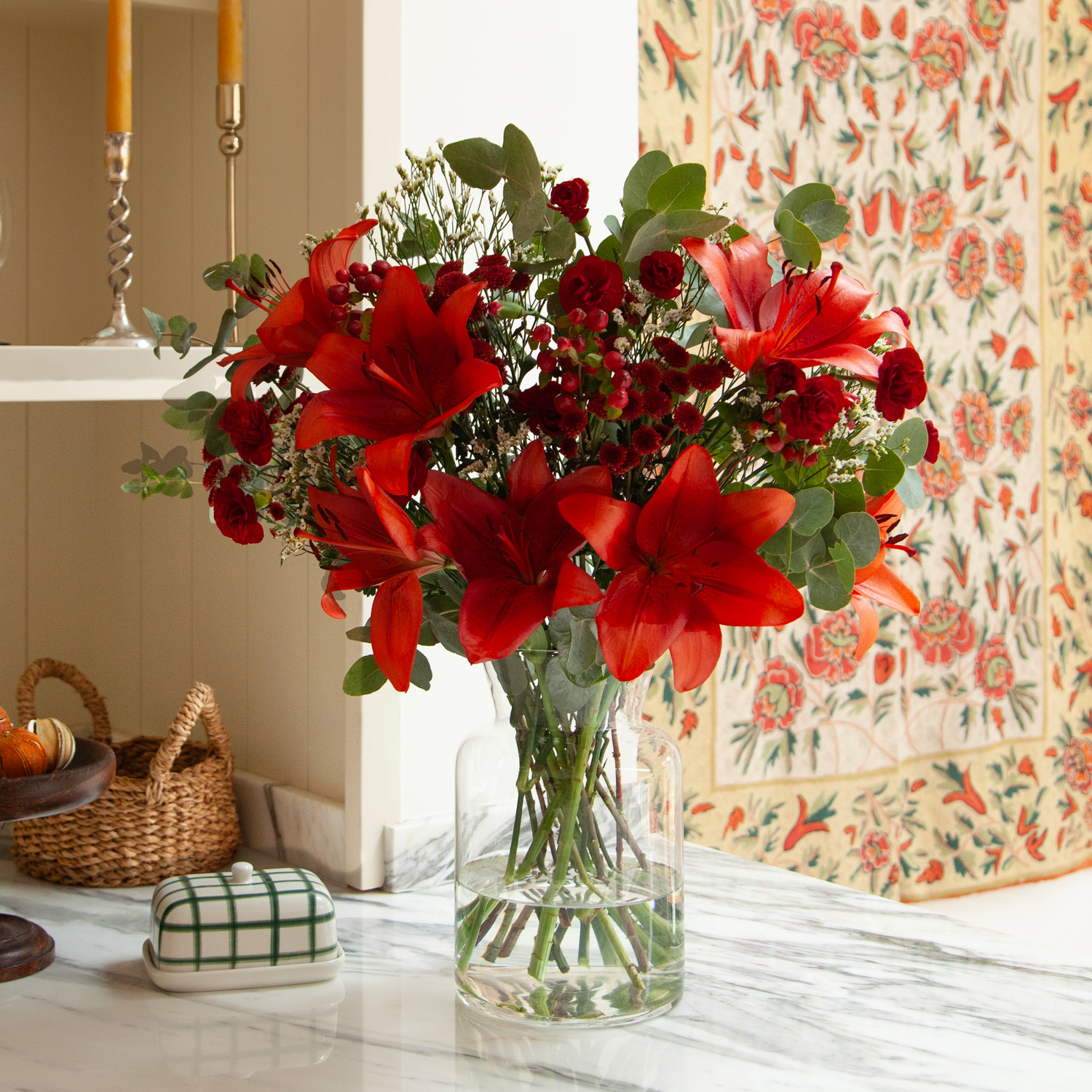 Christmas flower bouquet with red roses and green highlights | Send flowers online | Silk Pyjamas | size: classic image