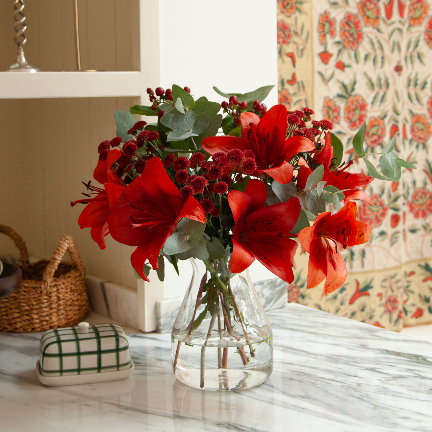 Christmas flower bouquet with red roses and green highlights | Send flowers online | Silk Pyjamas | size: letterbox image