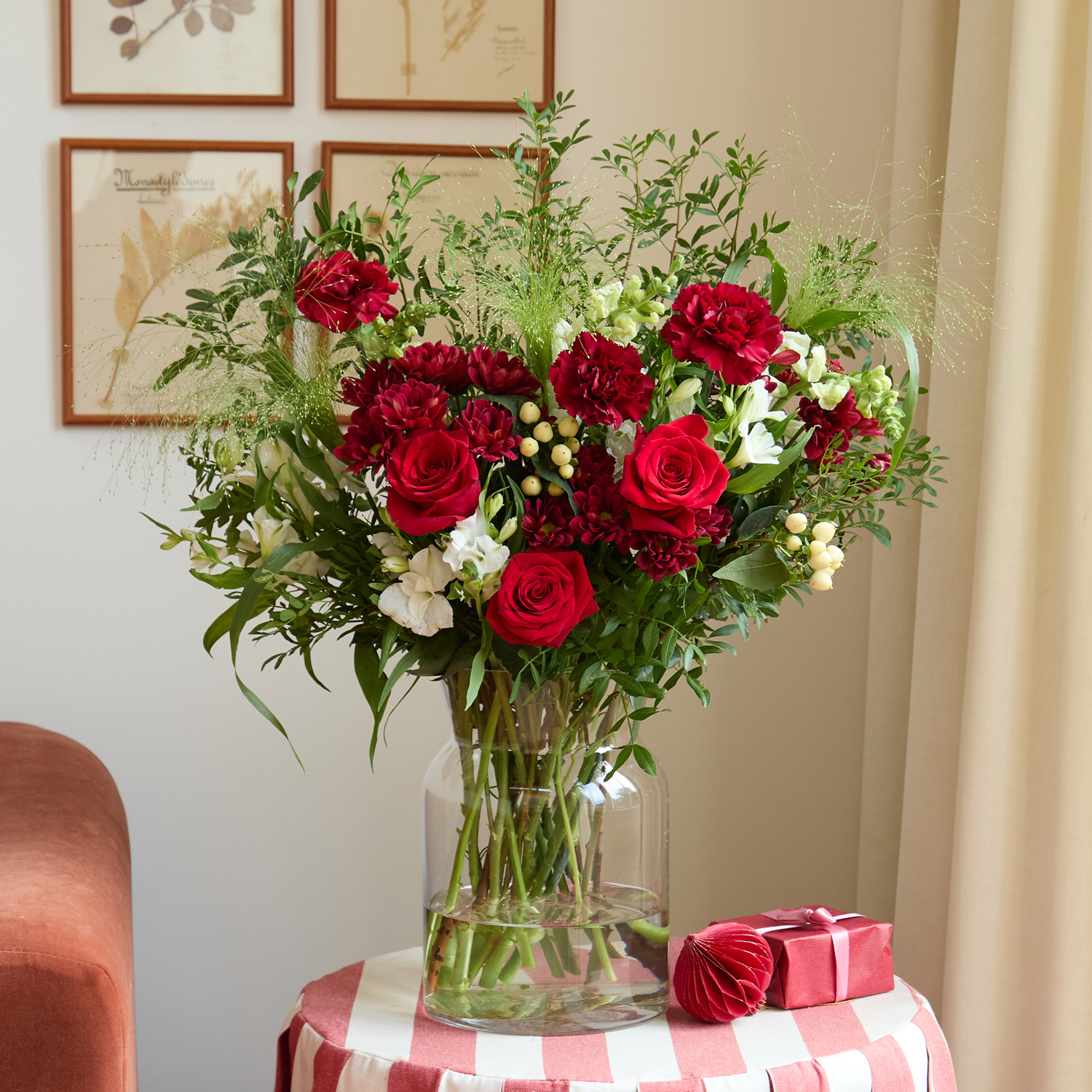 Christmas flower bouquet with red roses, carnations and snapdragons | Send flowers online | Burgundy Kiss | size: showstopper image