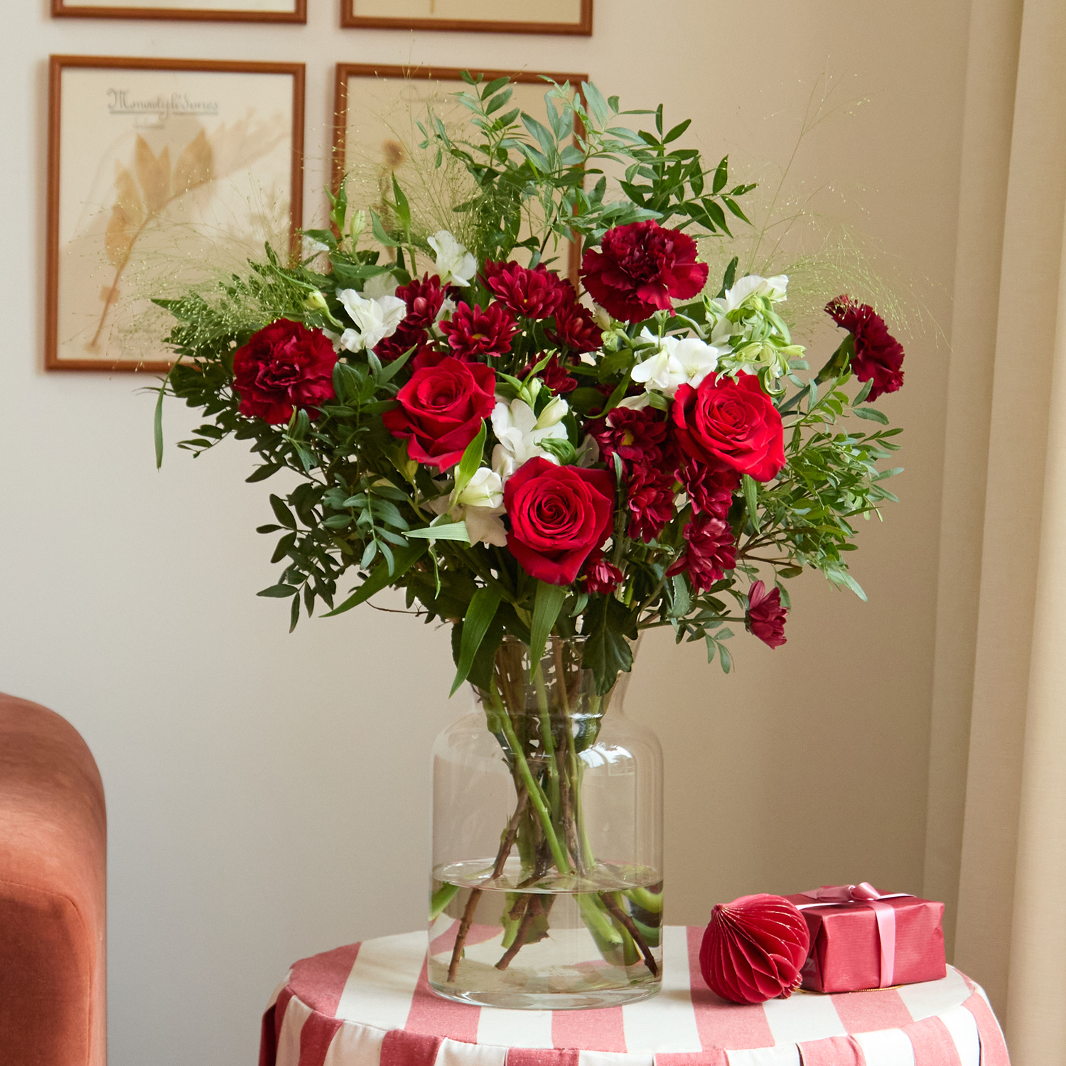 Christmas flower bouquet with red roses, carnations and alstroemeria | Send flowers online | Burgundy Kiss | size: classic image